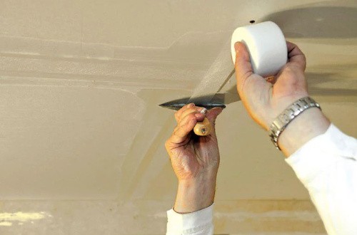Как задекорировать шов на потолке