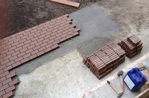 Как класть брусчатку на бетонное основание