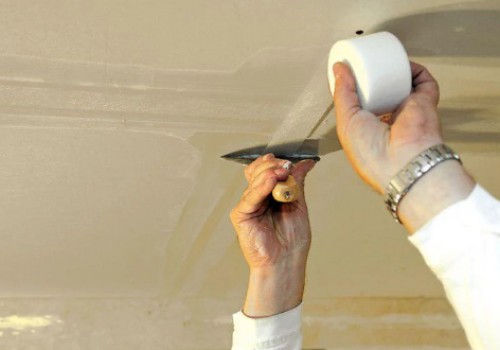 Как и чем заделать швы на потолке между плитами