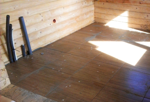 Укладка плитки на пол в санузле деревянного дома