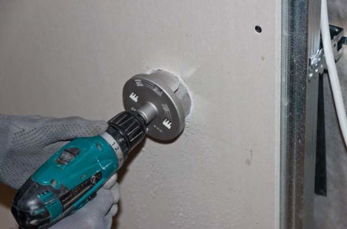 Как закрепить розетку в бетонной стене